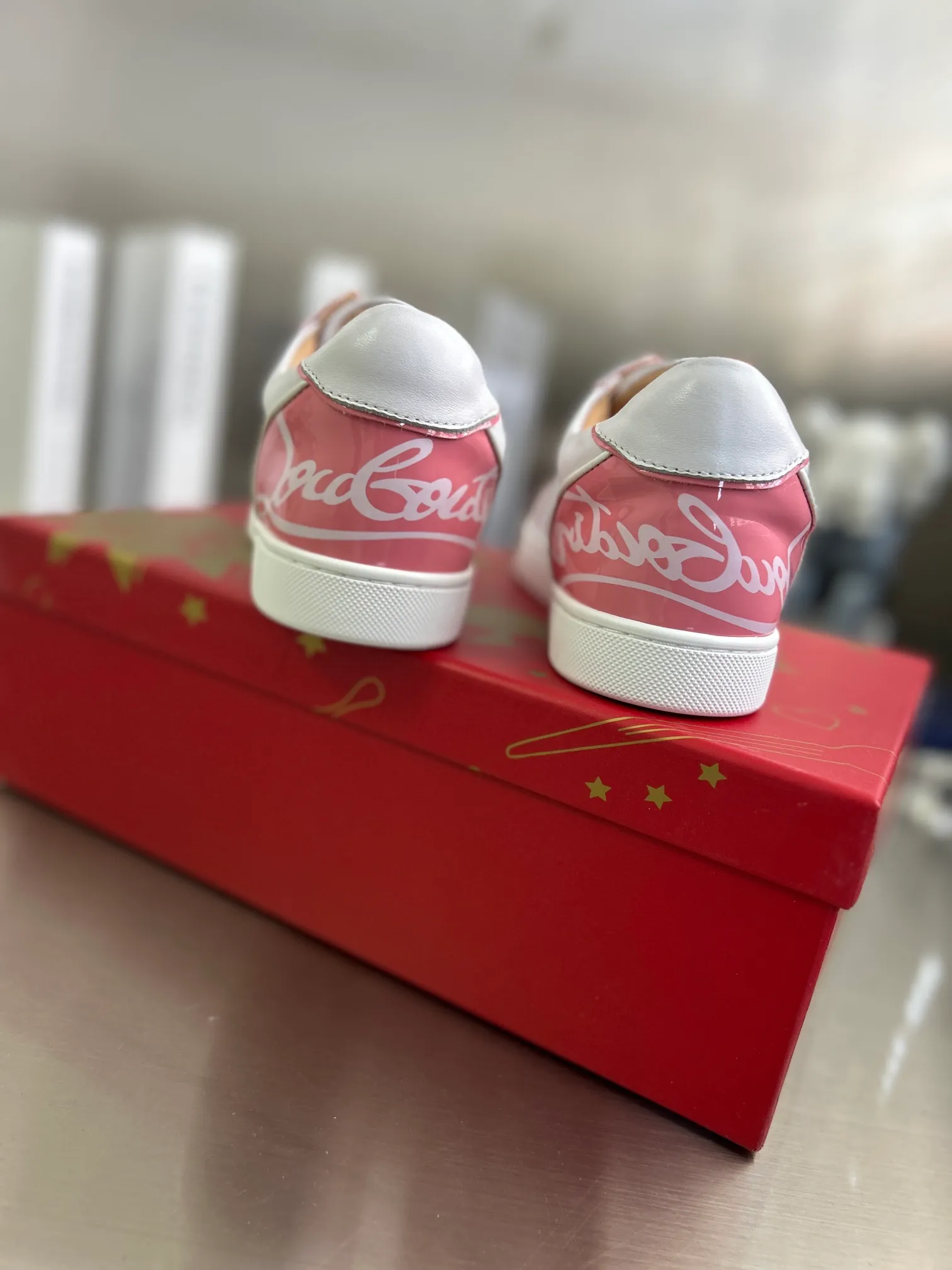 👟👟Ex-factory price 680👟👟 ╔Low-top back printed pink and white model╗ ·Top version customization·²⁰²²𝐬𝐬 𝑪𝒉𝒓𝒊𝒔𝒕𝒊𝒂𝒏 𝑳𝒐𝒖𝒃𝒐𝒖𝒕𝒊𝒏 ▪️No matter the last shape, fabric, diamonds, nails, lining, outsole, they are as close as possible to ZP... ▪️The original sole is specially provided by the original factory ▪️The lining is imported water-dyed cowhide ▪️Private customization time is about 3-7 days —————— Size: Women's 35M-41M Men's 38M-47M, half size can be customized
